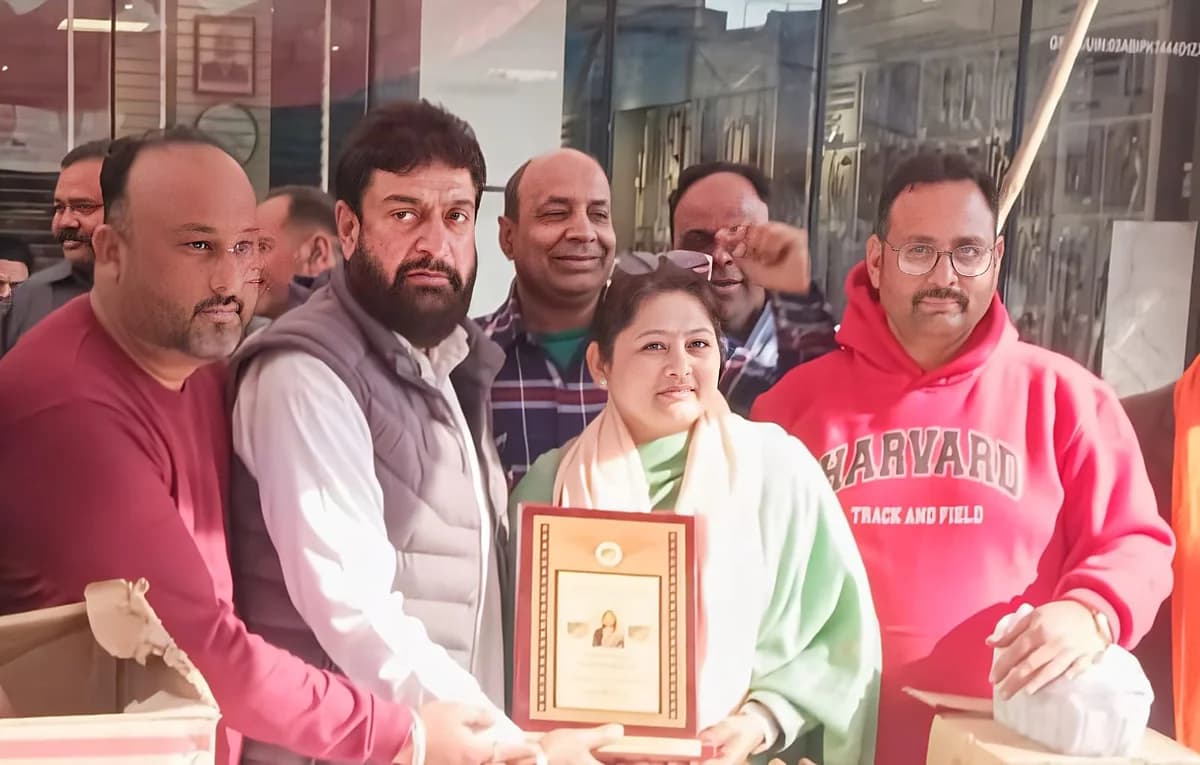 National President Ms. Aarti Rajput felicitated by HRCI members